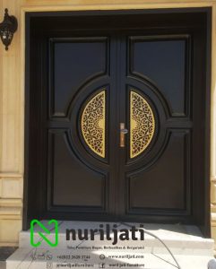 Pintu Rumah Jati Ornamen Logam Kuningan