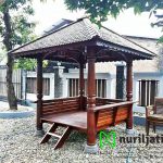 Gazebo Kayu Model Tiang Bubutan Mewah