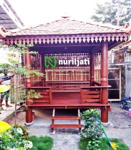 Gazebo Kayu Model Tiang Bubutan Mewah