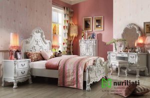Set Tempat Tidur Ukir Warna Putih