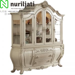 Lemari Hias Ukir Putih Kaki Lengkung
