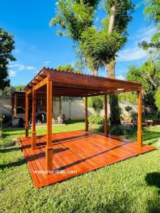 Gambar Gazebo Kayu Jati Solid Minimalis 3x3 meter dengan atap sirap di taman modern.
