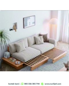ursi tamu sudut minimalis sliding dalam dua mode: mode duduk (tertutup) dan mode tempat tidur (terbuka) di ruang tamu yang cerah.