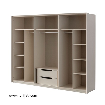 Lemari Tanpa Pintu Simpel dengan Rangka Baja Minimalis dan Susunan Pakaian yang Rapi