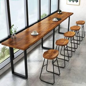 Perbandingan meja kursi kayu solid alami jati dan mahoni untuk interior rumah minimalis
