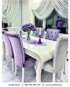 Foto set kursi tamu pernikahan gaya klasik, sofa 3-seater berlapis beludru.