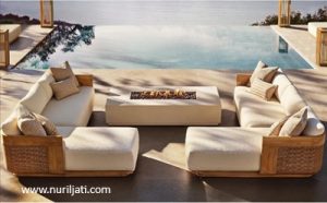 Ilustrasi Sofa Modular Minimalis Rotan Berwarna Krem di Ruang Tamu dengan Pencahayaan Alami