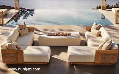 Ilustrasi Sofa Modular Minimalis Rotan Berwarna Krem di Ruang Tamu dengan Pencahayaan Alami