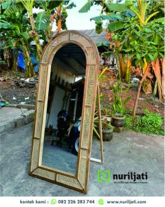 Standing Figura Cermin Kaca Rotan Lengkung