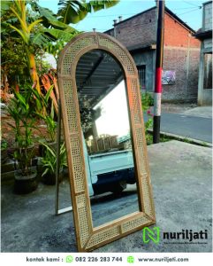 Standing Figura Cermin Kaca Rotan Lengkung